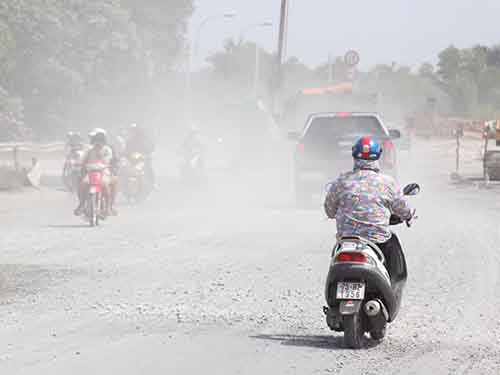 Cầu TL9 thi công chậm, dân hít bụi