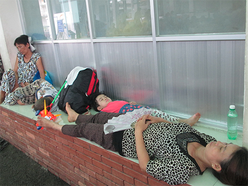 Dọc h&agrave;nh lang v&agrave; ng&otilde; v&agrave;o Bệnh viện Nhi Đồng 2, c&aacute;c bệnh nhi v&agrave; cha mẹ phải ngủ nghỉ ngay tr&ecirc;n h&agrave;nh lang lối v&agrave;o