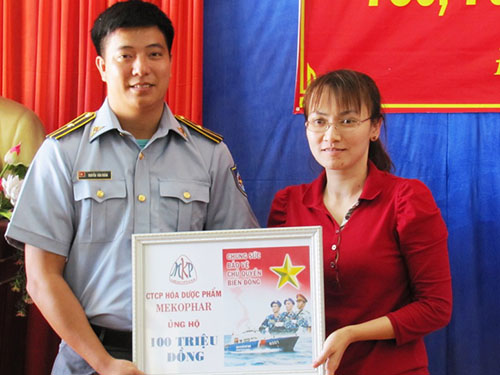 Trao tặng 250 triệu đồng cho lực lượng kiểm ngư