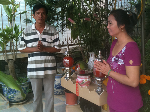 Tr&uacute;ng 5 tờ v&eacute; số độc đắc, vợ chồng anh Huỳnh Thanh Dũng v&agrave; chị V&otilde; Thị Kim Yến lu&ocirc;n t&igrave;m c&aacute;ch gi&uacute;p người kh&oacute; khăn