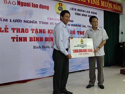 Trao 1,5 tỉ đồng hỗ trợ ngư dân vươn khơi