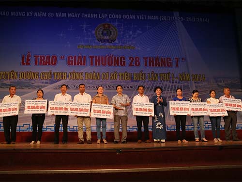 Trao 1 tỉ đồng bạn đọc hỗ trợ ngư dân
