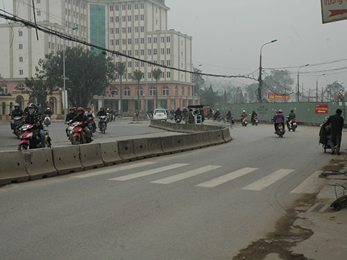 Dân bức xúc vì đường bị bẻ cong
