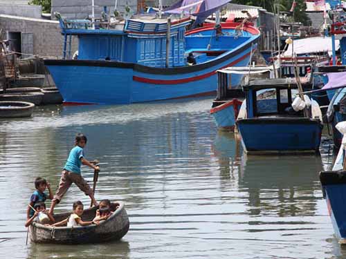 Trẻ nghèo bận bịu suốt hè