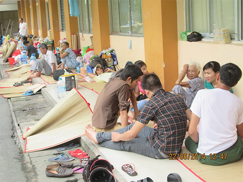 Qu&aacute; chật chội, người đến kh&aacute;m bệnh phải trải chiếu chờ đợi ngo&agrave;i h&agrave;ng hi&ecirc;n của Bệnh viện Ung Bướu
