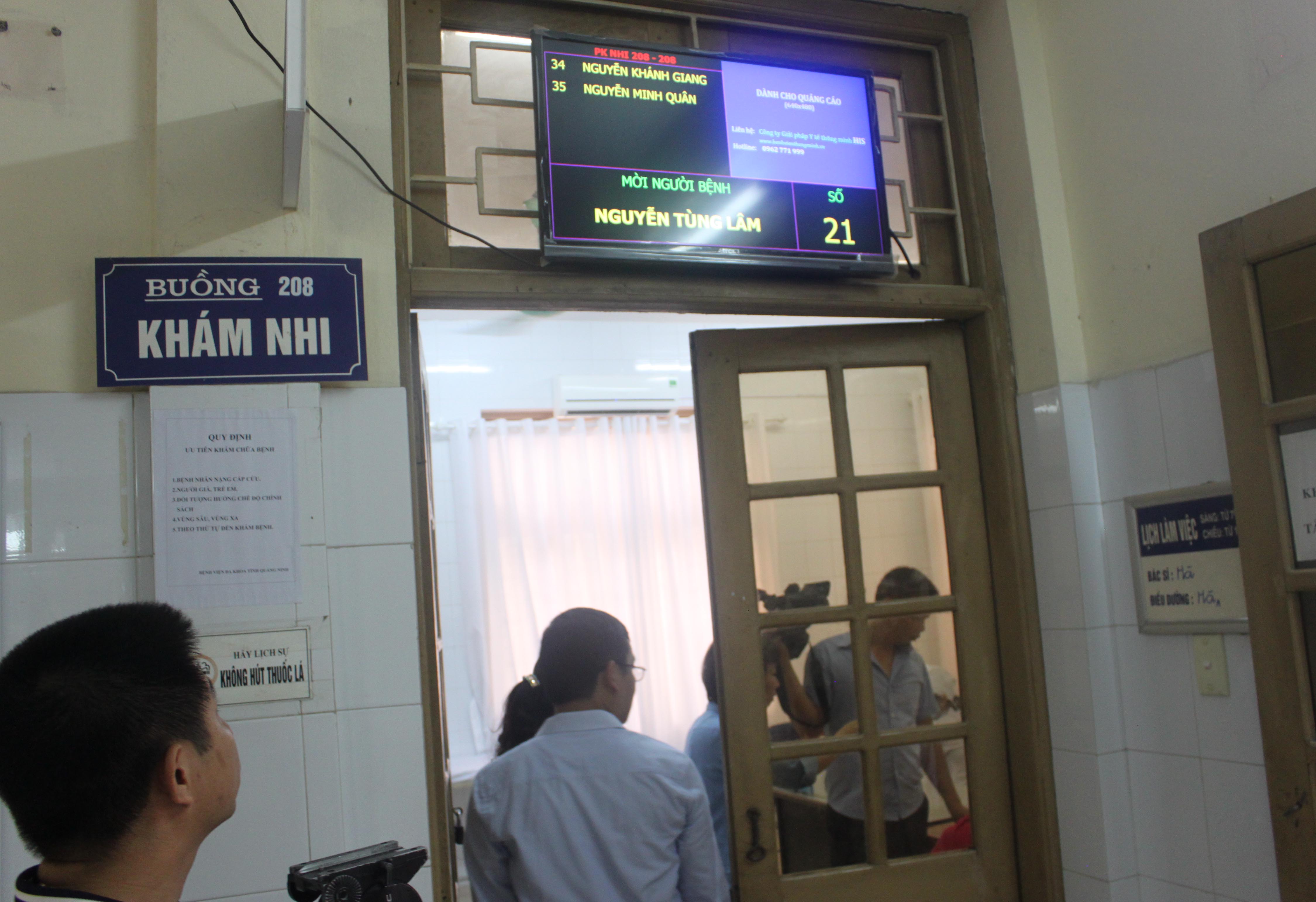 Bảng điện tử hiện thị t&ecirc;n v&agrave; số thứ tự bệnh nh&acirc;n tại BV Đa khoa tỉnh Quảng Ninh