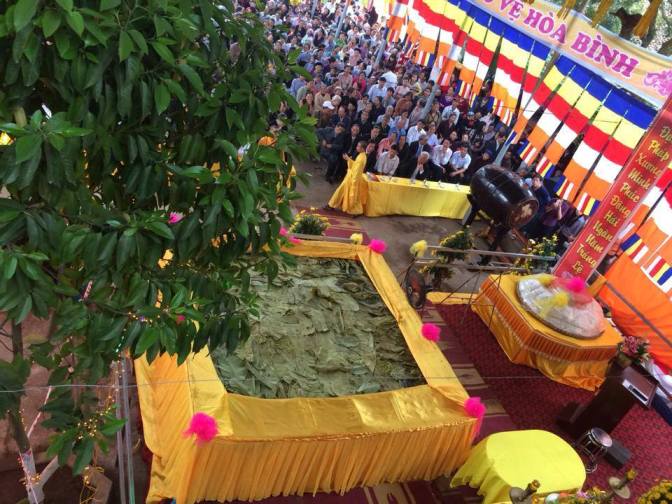 Chiếc b&aacute;nh chưng lớn nhất Việt Nam nặng 4,3 tấn v&agrave; chiếc b&aacute;nh d&agrave;y nặng 5 tạ đ&atilde; ch&iacute;nh thức ra mắt tại lễ hội đền Mẫu Tổ &Acirc;u Cơ
