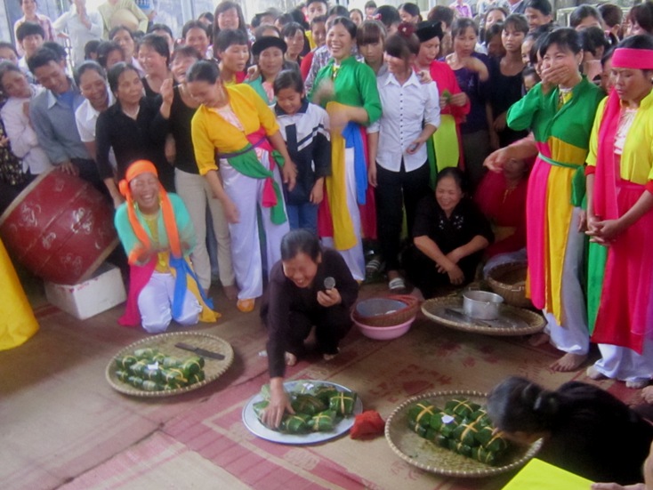 Ngo&agrave;i việc chi&ecirc;m ngưỡng những kỷ lục của Việt Nam, trong khu&ocirc;n khổ lễ hội c&ograve;n tổ chức  thi g&oacute;i b&aacute;nh chưng giữa c&aacute;c l&agrave;ng Cao X&aacute;, Phượng Ho&agrave;ng, Đ&ocirc;ng Hạ. Mỗi l&agrave;ng sẽ được chia ra l&agrave;m 3 đội, trong thời gian 30 ph&uacute;t đội n&agrave;o l&agrave;m được nhiều b&aacute;nh hơn v&agrave; đẹp hơn sẽ thắng