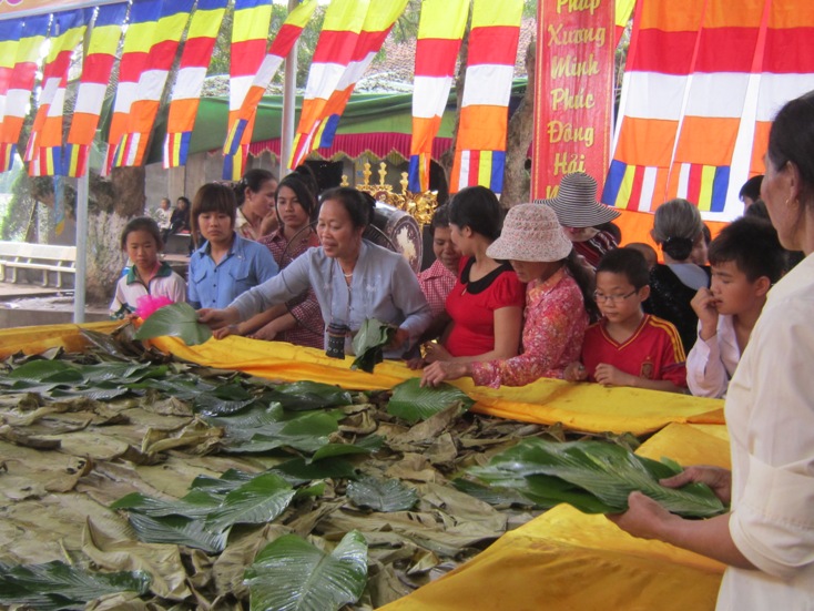 Bề mặt tr&ecirc;n của b&aacute;nh được bao phủ gần như k&iacute;n bằng những chiếc l&aacute; dong để đảm bảo vệ sinh,  hạn chế đến mức tối đa việc tiếp x&uacute;c tay trực tiếp v&agrave;o b&aacute;nh. L&aacute; dong được phủ l&ecirc;n thường xuy&ecirc;n để  đảm bảo l&uacute;c n&agrave;o b&aacute;nh chưng cũng được đậy k&iacute;n