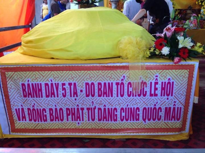B&aacute;nh d&agrave;y 5 tạ của Ban tổ chức lễ hội v&agrave; phật tử d&acirc;ng c&uacute;ng Mẫu Tổ