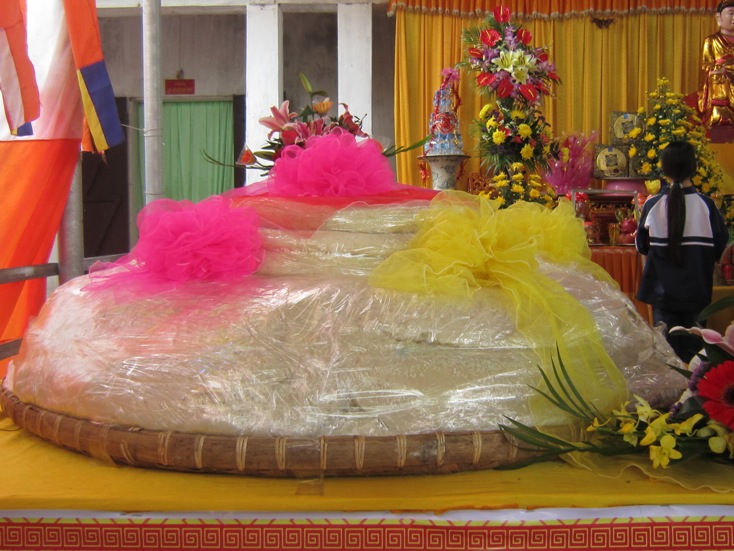 C&ugrave;ng với chiếc b&aacute;nh chưng, b&aacute;nh d&agrave;y l&agrave;m n&ecirc;n một cặp b&aacute;nh  lớn nhất d&acirc;ng l&ecirc;n tổ ti&ecirc;n, vua H&ugrave;ng, phục vụ nh&acirc;n d&acirc;n trong v&agrave; ngo&agrave;i tỉnh đến chi&ecirc;m ngưỡng v&agrave; thưởng thức