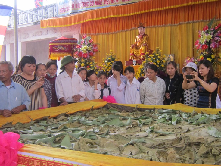 Từ gi&agrave; đến trẻ, ai cũng h&aacute;o hức muốn tận mắt chi&ecirc;m ngưỡng chiếc b&aacute;nh chưng kỷ lục