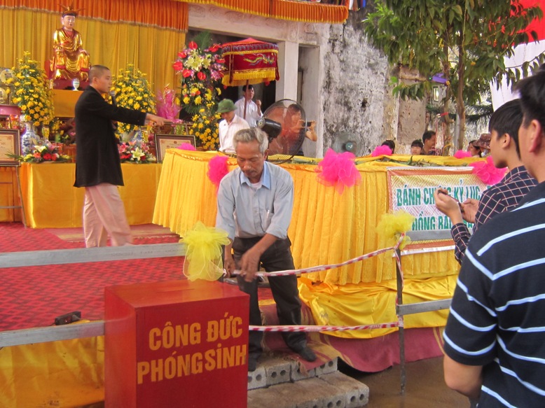C&ocirc;ng t&aacute;c an ninh được ch&uacute; trọng, người của Ban tổ chức thay nhau tr&ocirc;ng b&aacute;nh, thậm ch&iacute; c&ograve;n chăng d&acirc;y để kiểm so&aacute;t người ra v&agrave;o
