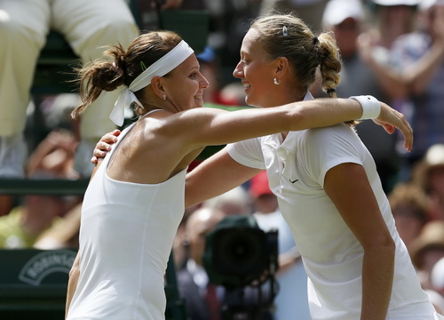 Vào đến bán kết đã là thành công với Lucie Safarova (trái)