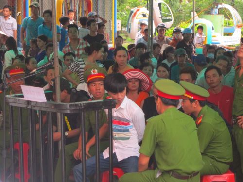 Hoãn phiên tòa vụ án dùng đũa đâm thủng mắt bạn nhậu