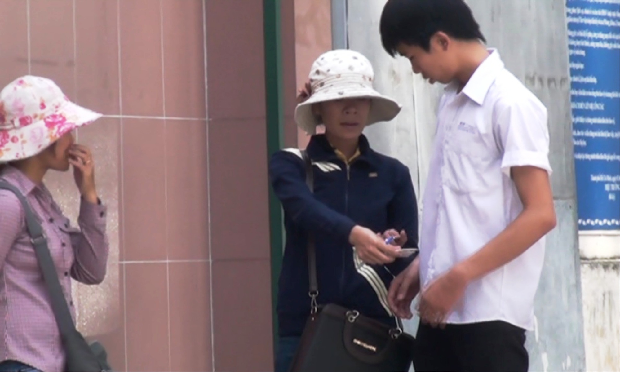 Lừa gạt sinh viên mua tăm từ thiện