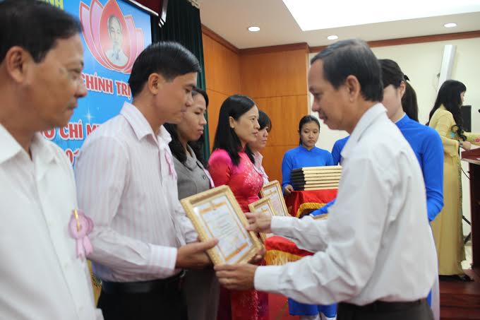 &Ocirc;ng L&ecirc; Anh Tuấn, Ph&oacute; B&iacute; thư Thường trực Đảng ủy D&acirc;n ch&iacute;nh Đảng  TP HCM, trao bằng khen cho c&aacute;c c&aacute; nh&acirc;n học B&aacute;c