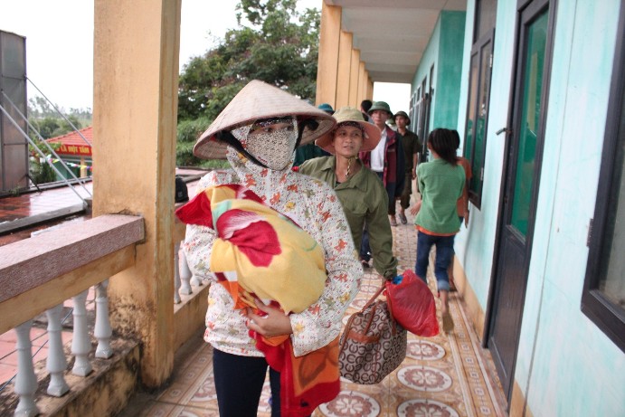 Di d&acirc;n ph&ograve;ng chống b&atilde;o tại Quảng Ninh