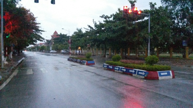 Mới 18 giờ thị x&atilde; Quảng Y&ecirc;n (Quảng Ninh) đ&atilde; kh&ocirc;ng một b&oacute;ng người