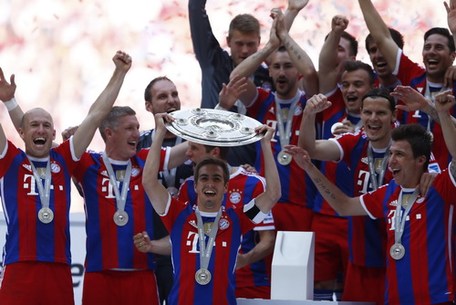 Thủ quân Philipp Lahm và chiếc cúp vô địch Bundesliga