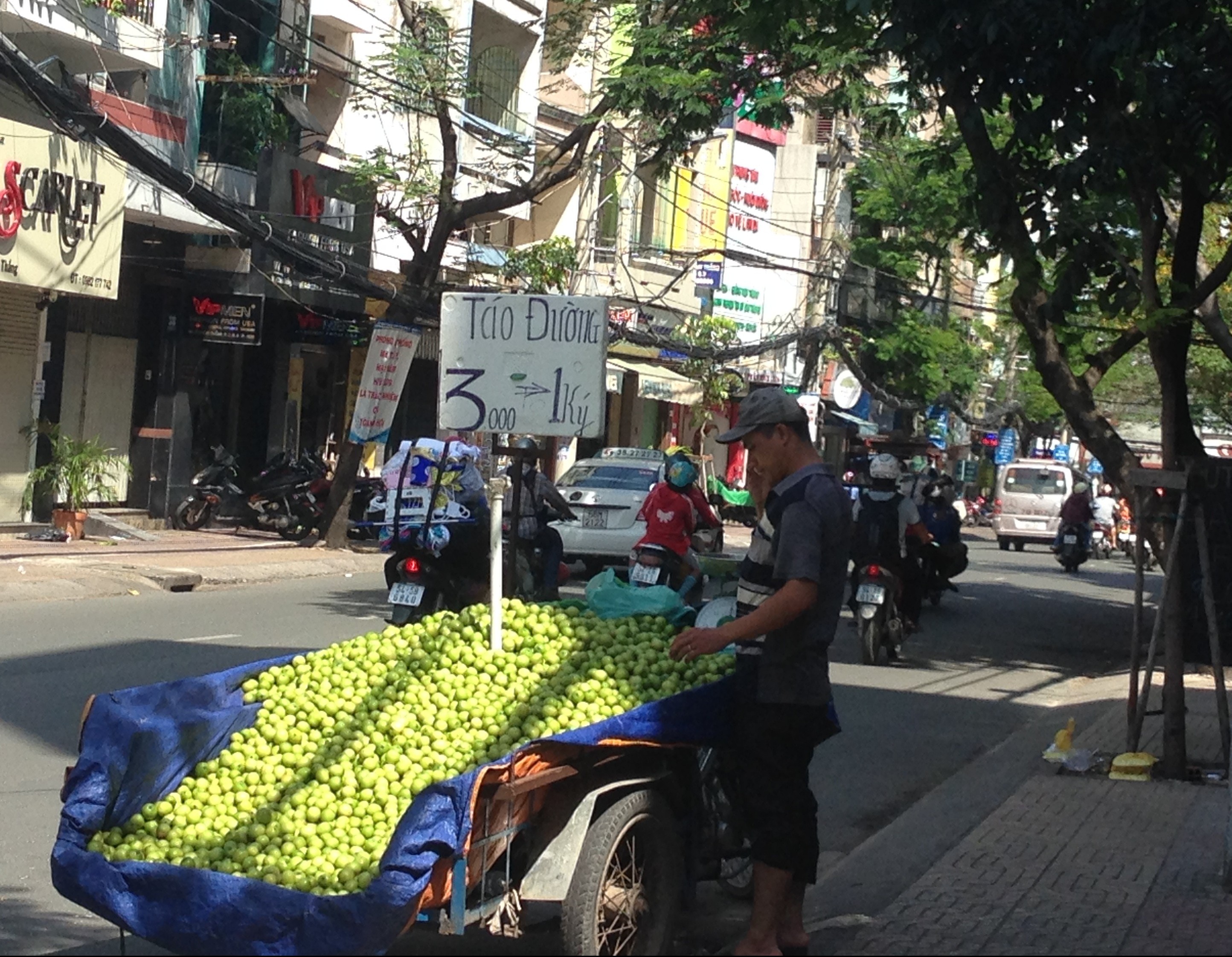 T&aacute;o đường 13.000 đồng/kg nhưng số 1 viết rất mờ v&agrave; nằm &eacute;p b&ecirc;n lề tr&aacute;i của tấm bảng b&aacute;o gi&aacute;. Ảnh chụp tr&ecirc;n đường L&yacute; Ch&iacute;nh Thắng, quận 3, TP HCM