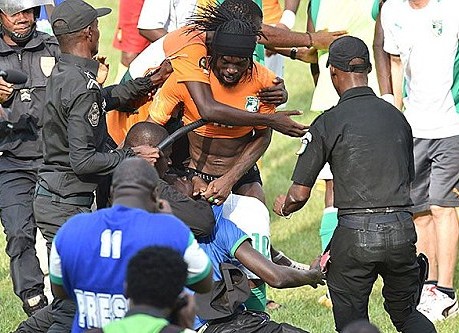 Mừng vé dự CAN 2015, CĐV Bờ Biển Ngà nổi loạn lột quần Gervinho