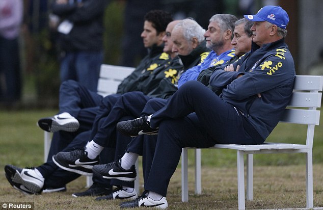 HLV Scolari (bìa phải) rất tự tin trước khi bước vào World Cup