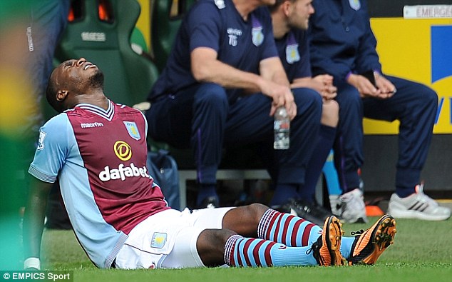 Benteke chấn thương: Tuyển Bỉ lo thiếu tiền đạo đá World Cup