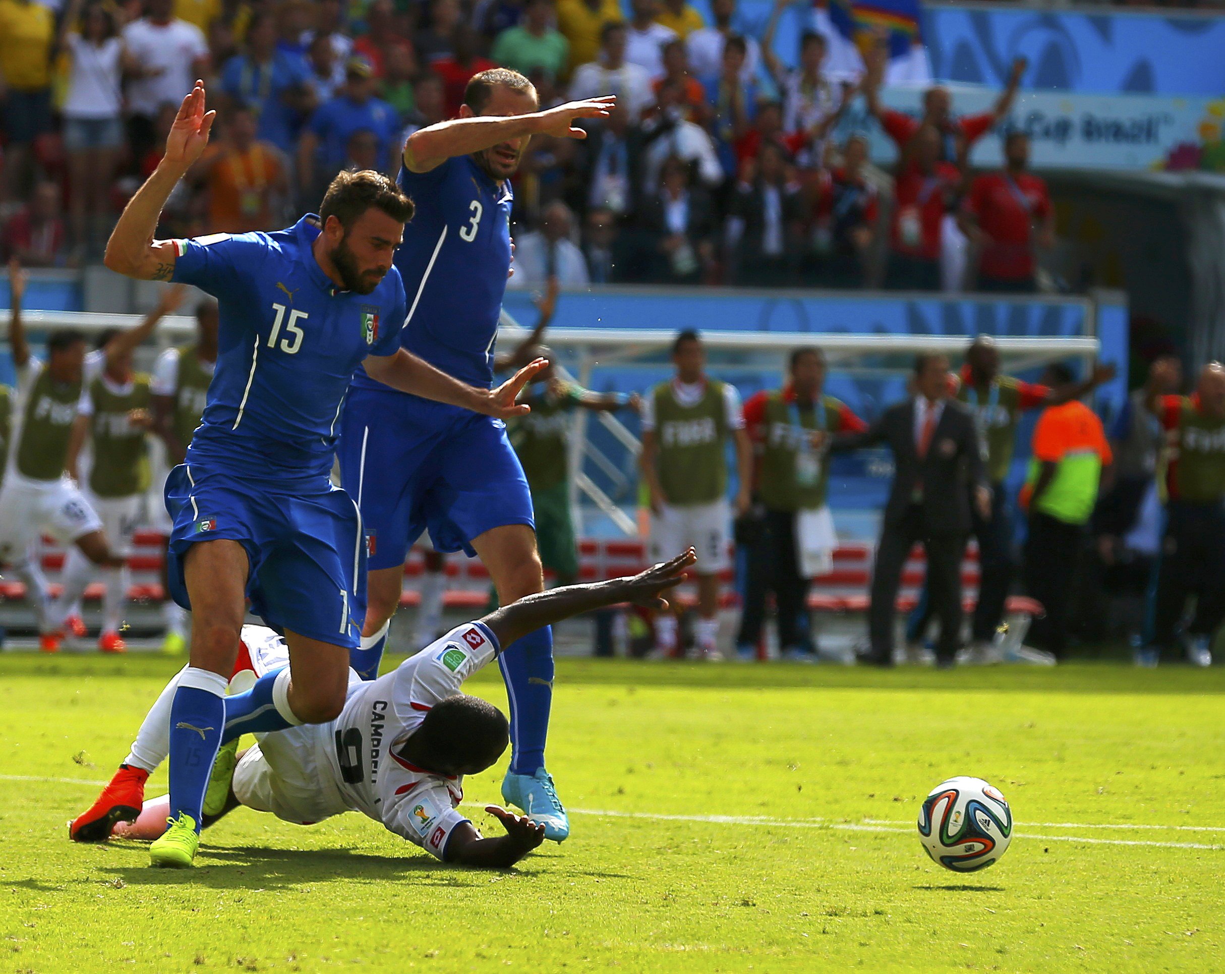 Giorgio Chiellini v&agrave; Andrea Barzagli kẹp Joel Campbell của Costa Rica