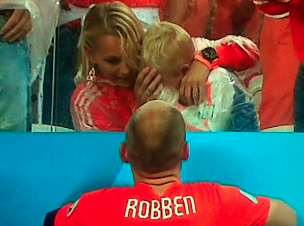 Con trai Robben khóc như mưa khi bố thua trận