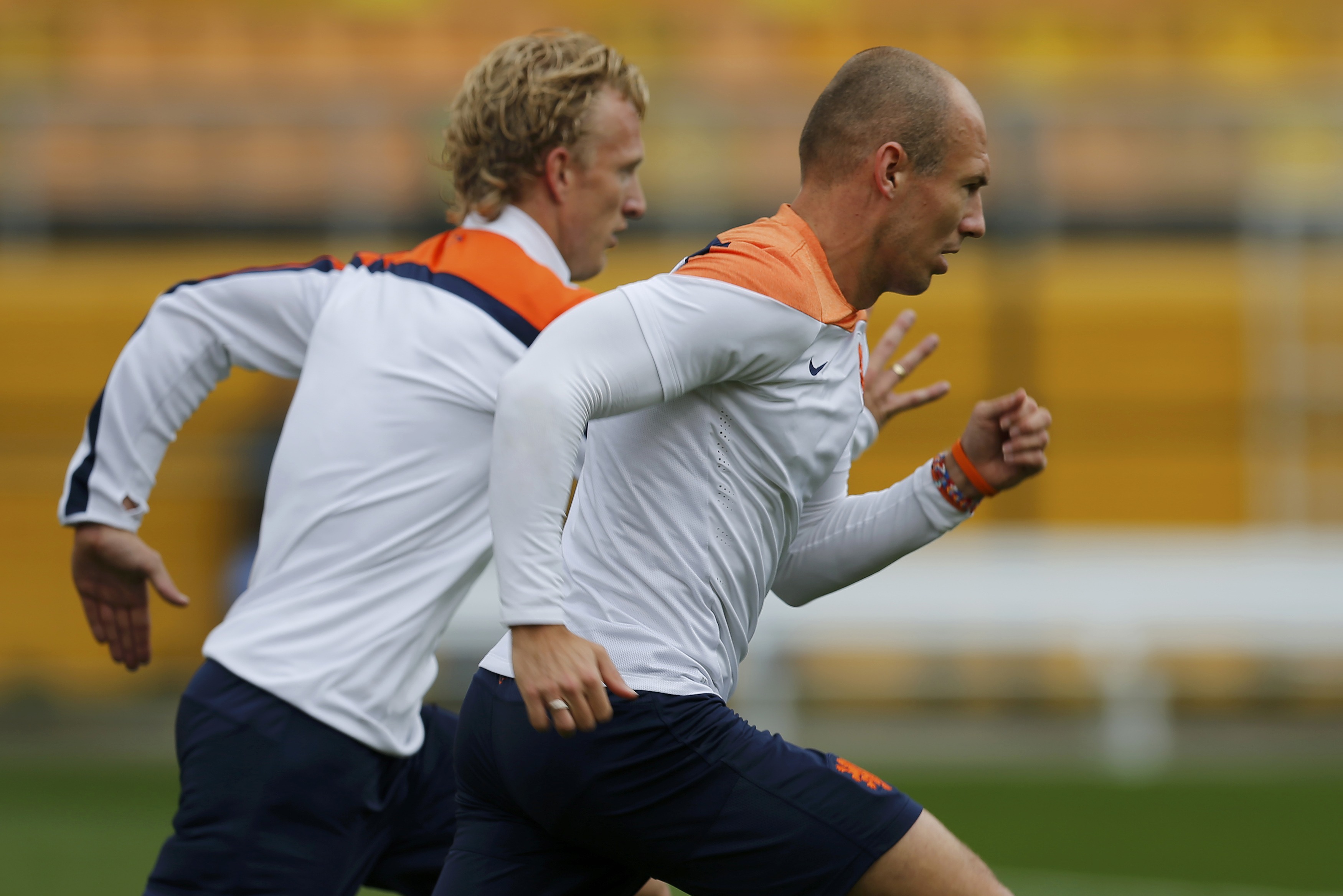 Robben (phải) sẽ kh&ocirc;ng c&ograve;n d&aacute;m giở tr&ograve; ăn vạ v&igrave; bị l&ecirc;n &aacute;n rất nhiều