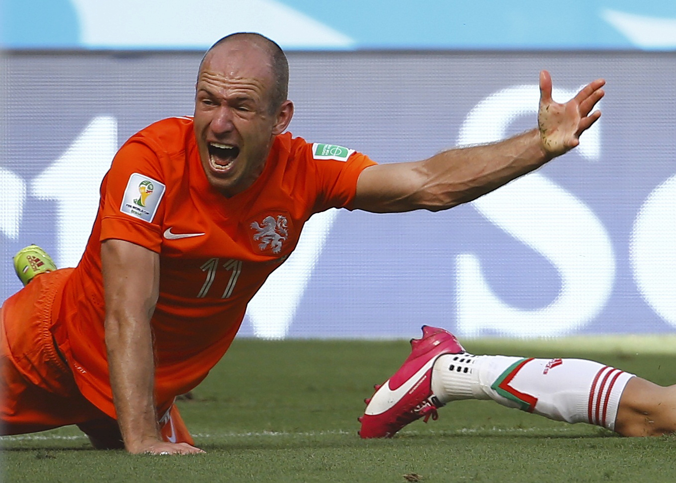 Robben mệt mỏi vì bị chỉ trích ăn vạ