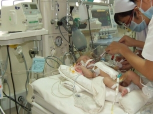 Mẹ cho con trai 11 tháng uống thuốc diệt cỏ để cùng chết