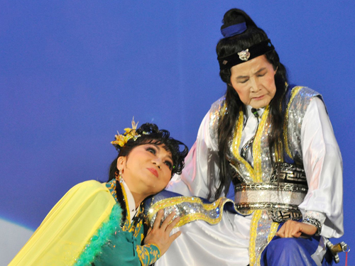 NSND Bạch Tuyết v&agrave; Tấn T&agrave;i trong vở Lệnh Hồ Xung (live show của Tấn T&agrave;i năm 2009)