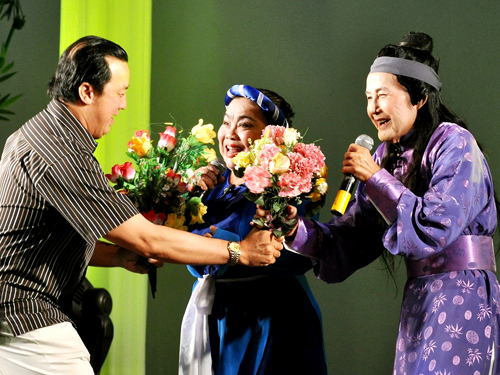 NSƯT Bảo Quốc tặng hoa cho cố nghệ sĩ Kim Ngọc v&agrave; Tấn T&agrave;i trong đ&ecirc;m live show của Tấn T&agrave;i năm 2009.&nbsp;