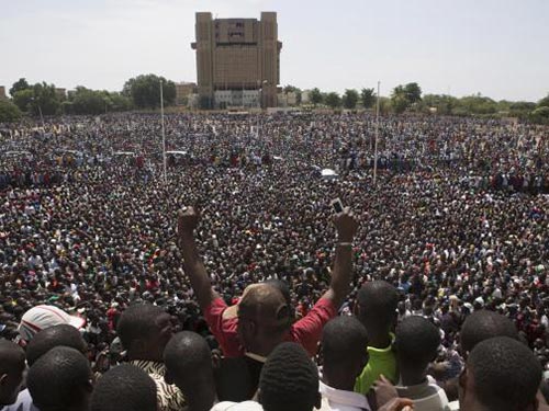 Burkina Faso: Tổng thống từ chức, tướng lĩnh giành quyền