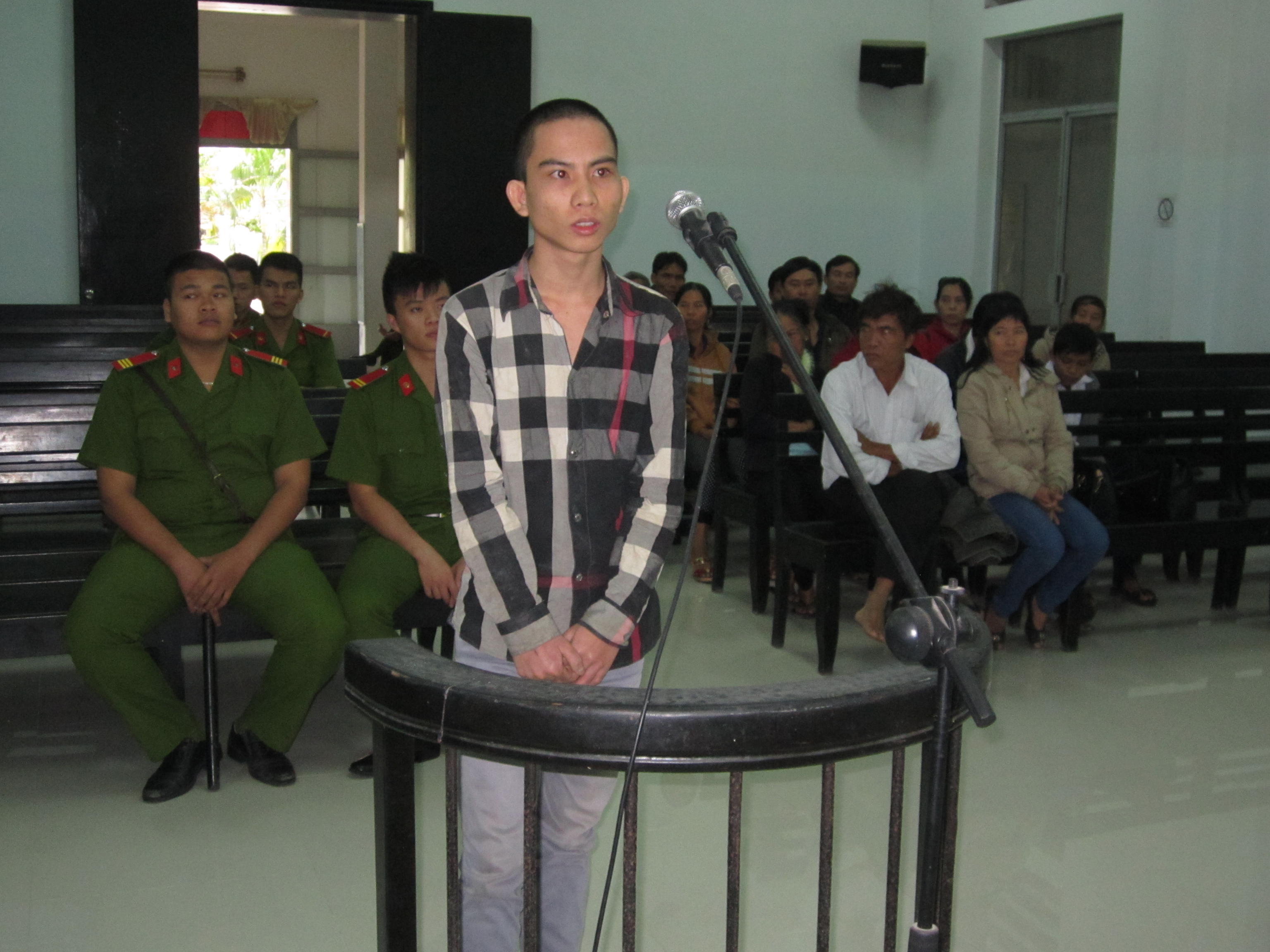 Bị c&aacute;o Nguyễn Văn Lưu trước v&agrave;nh m&oacute;ng ngựa.