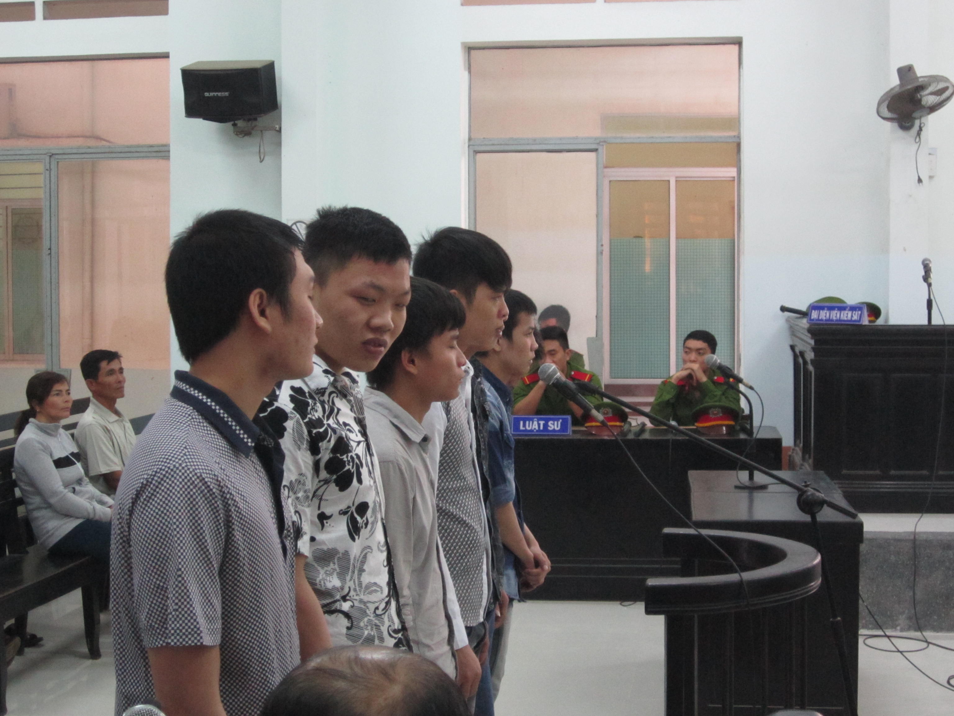 Các bị cáo tại phiên xử phúc thẩm.