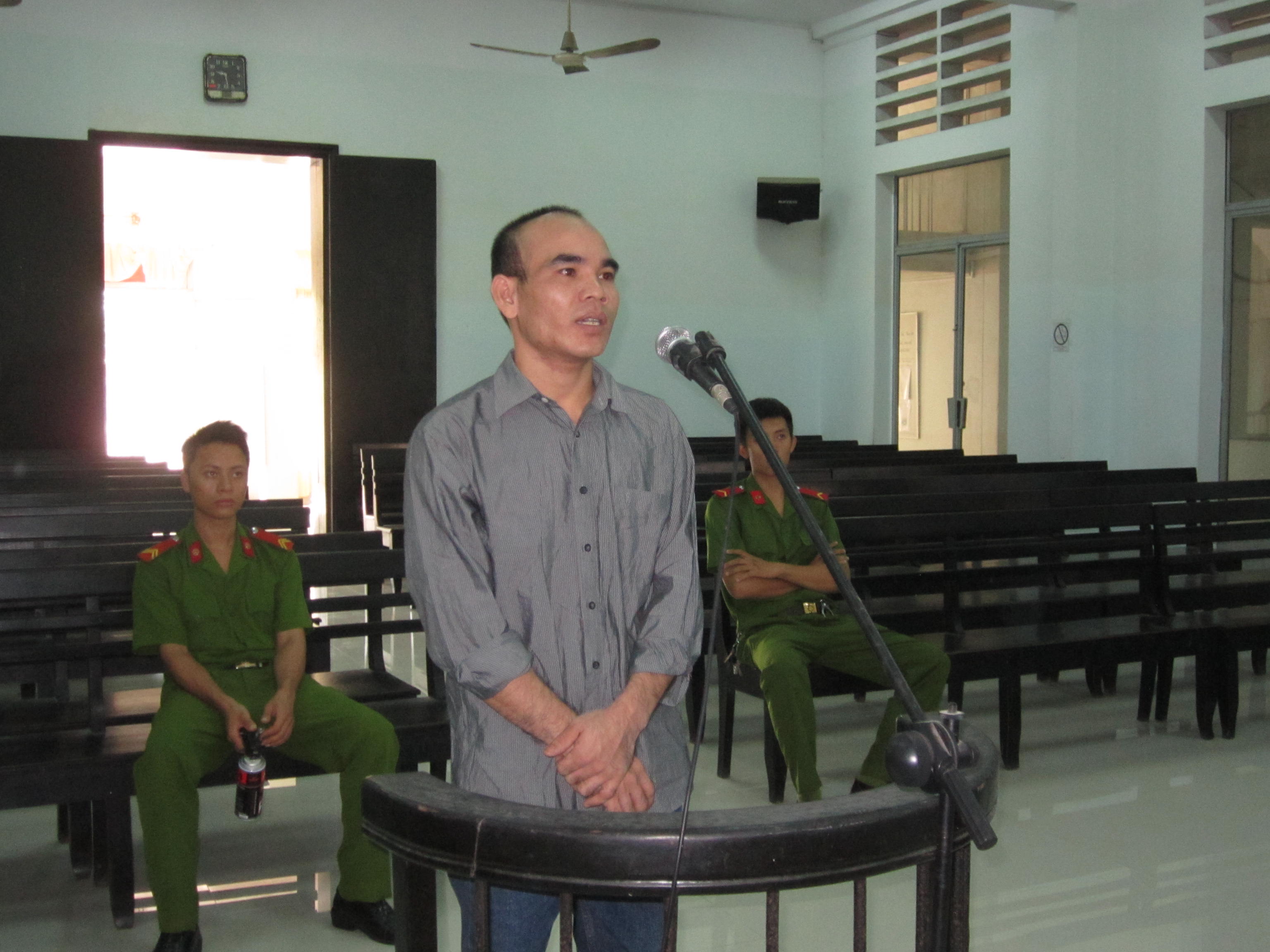 Bị c&aacute;o T&ocirc; Văn Hậu trước v&agrave;nh m&oacute;ng ngựa.