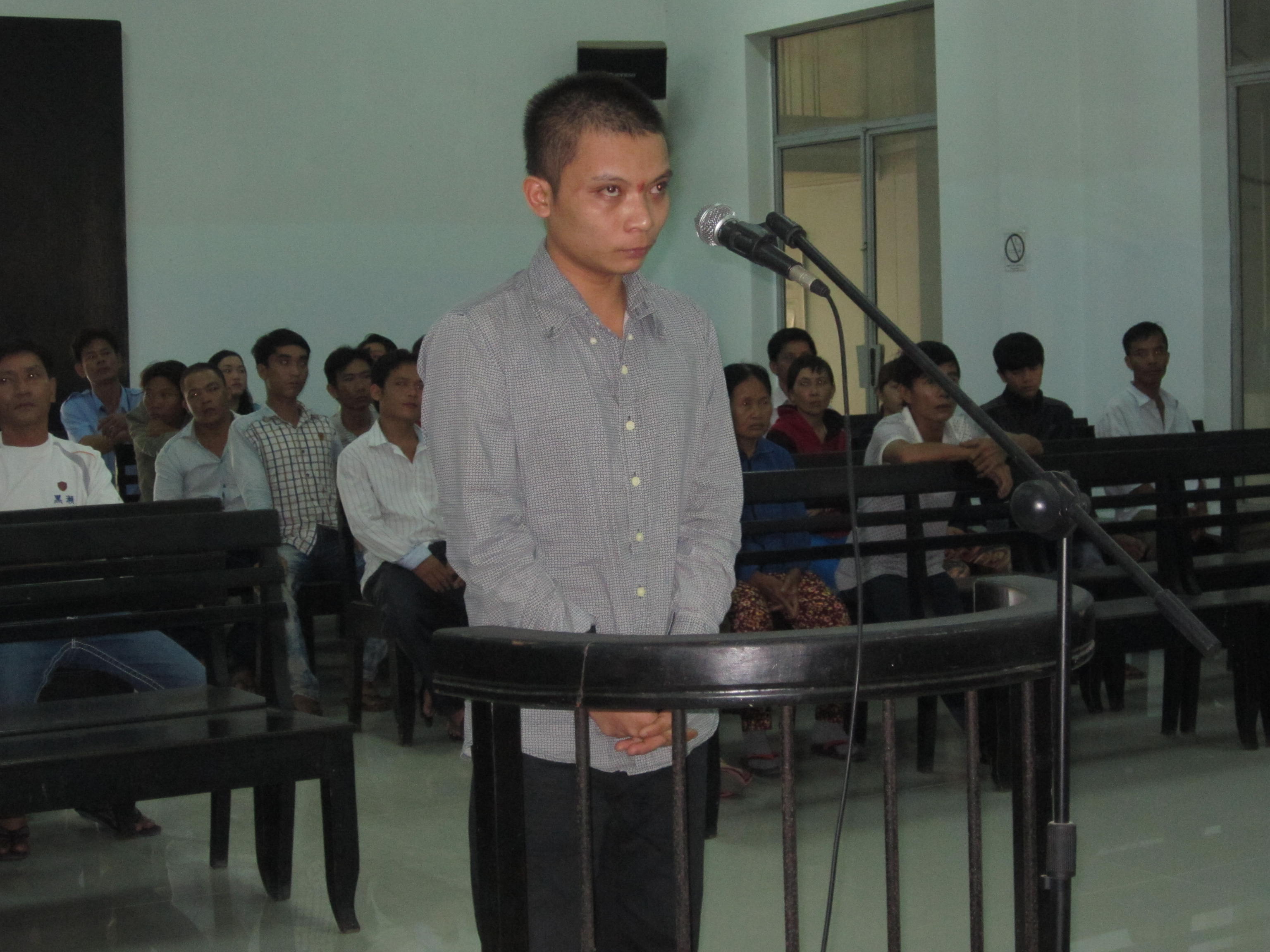 Vào tù vì nghe tình địch rủ bạn gái đi khách sạn