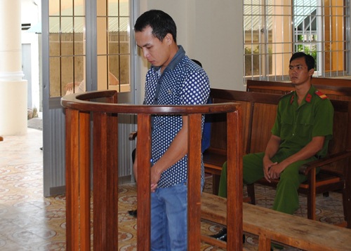 Bị c&aacute;o T&ugrave;ng trước v&agrave;nh m&oacute;ng ngựa