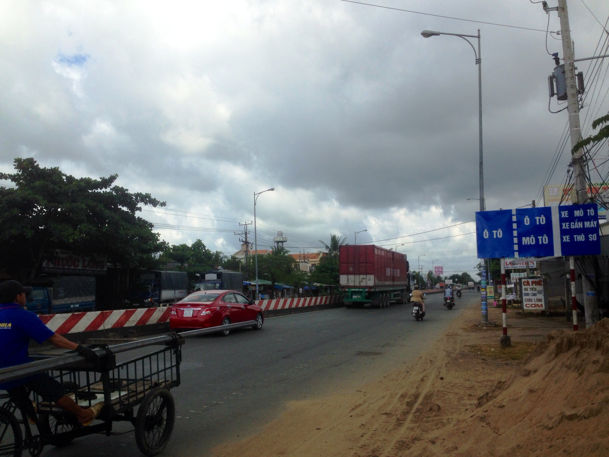 CSGT mướt mồ hôi, giao thông rối vì biển báo mới