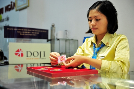 Giá vàng giảm chậm, USD lại tăng