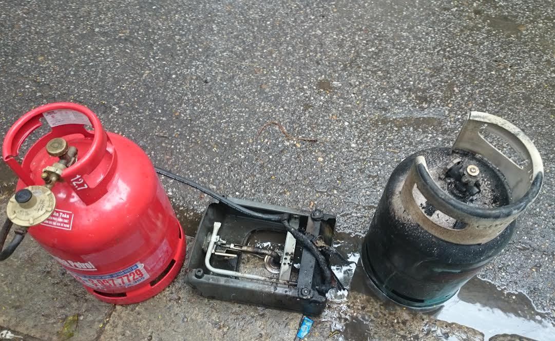Những chiếc bình gas sau khi được làm mát đã được đưa đi giám định - Ảnh: Dân trí