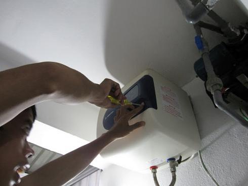 Công an kết luận vụ 2 bố con bị điện giật chết trong nhà tắm