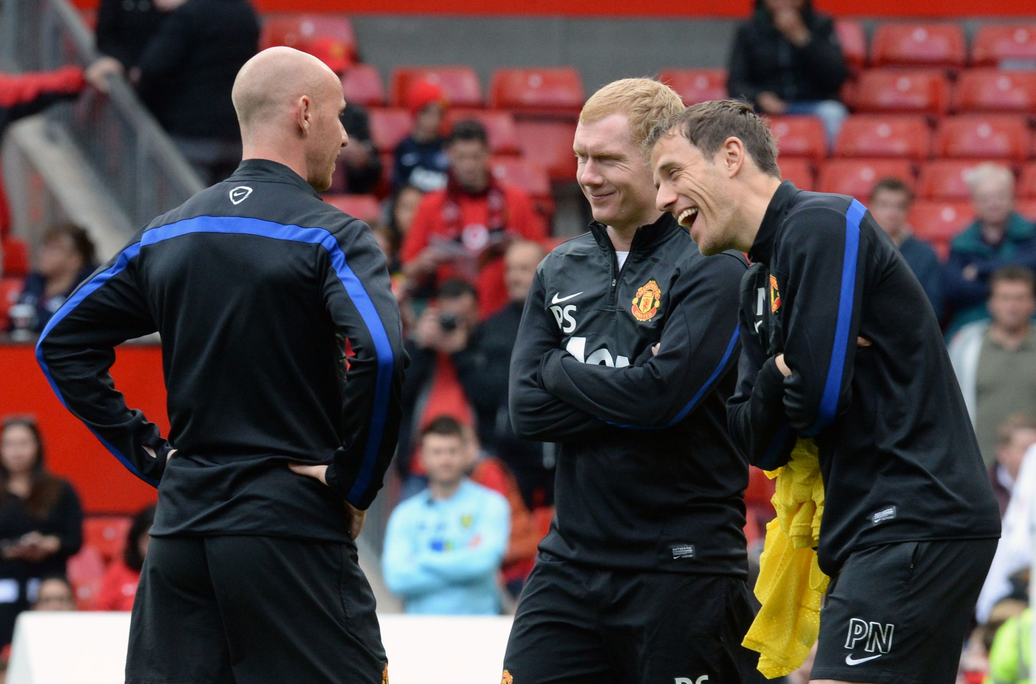 Trước trận, bộ ba trợ l&yacute; cho Ryan Giggs l&agrave; Scholes, Butt v&agrave; Phil Neville tỏ ra kh&aacute; vui vẻ