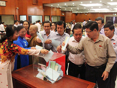 C&aacute;c đại biểu bỏ phiếu t&iacute;n nhiệm v&agrave;o chiều 10-12 Ảnh: HO&Agrave;NG TRIỀU