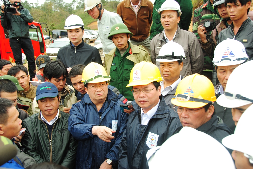 Bộ trưởng Bộ C&ocirc;ng Thương Vũ Huy Ho&agrave;ng (thứ 2, từ tr&aacute;i qua) đang c&oacute; mặt tại hiện trường chỉ đạo c&ocirc;ng t&aacute;c cứu hộ