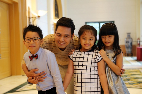 MC Phan Anh v&agrave; những c&ocirc; cậu nh&iacute;