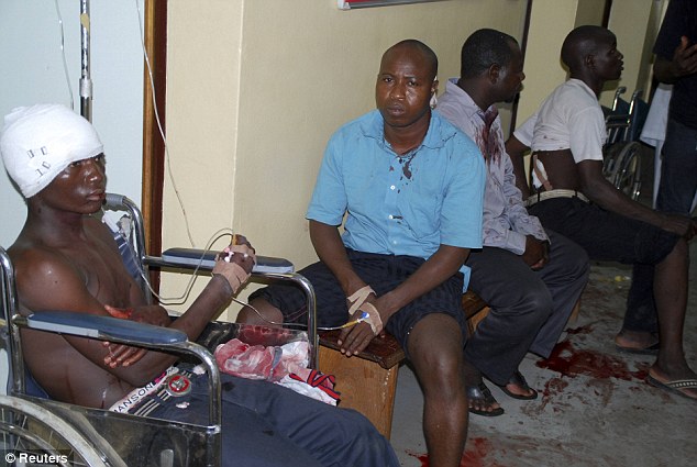 C&aacute;c nạn nh&acirc;n bị thương trong vụ đ&aacute;nh bom trung t&acirc;m thương mại ở Abuja h&ocirc;m 25-6. Ảnh: Reuters